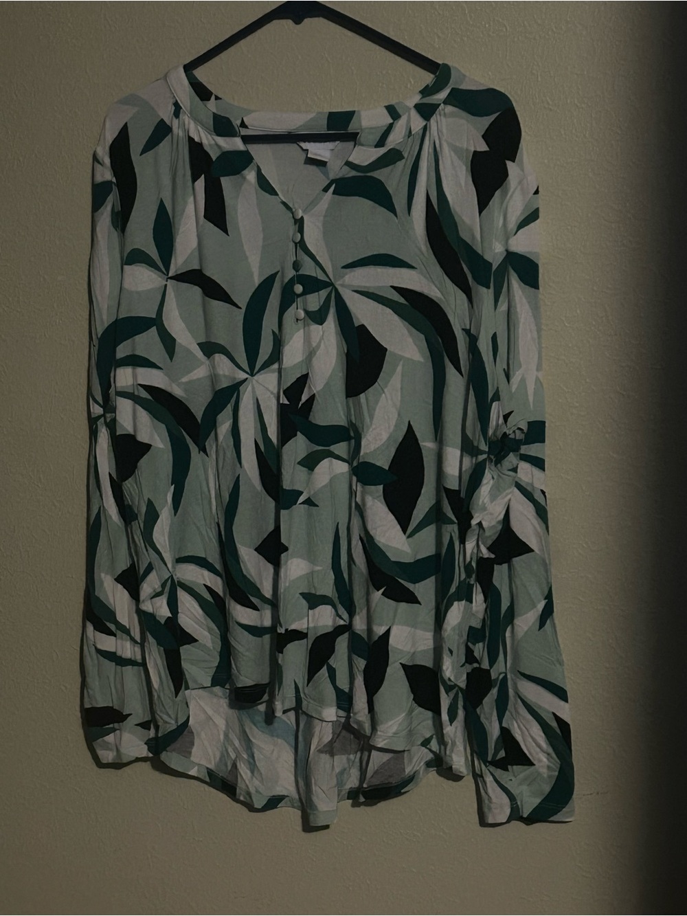 Liz Claiborne Green Leaf-Print Button Front Blouse